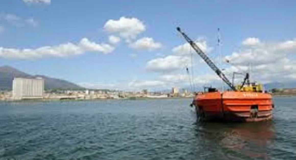 Ordigno bellico all'ingresso del porto di Torre Annunziata, vietata la navigazione