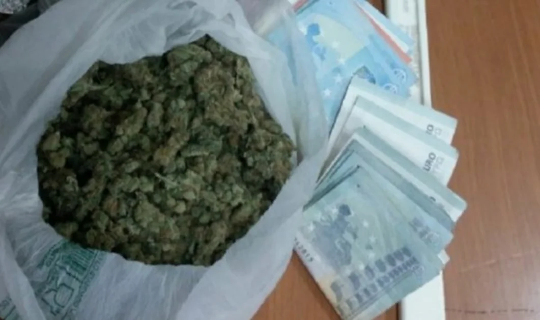 Napoli - Ai domiciliari ma spacciava droga, arrestato