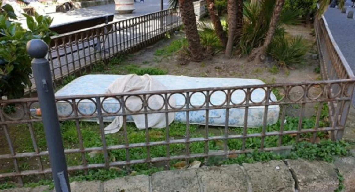 Torre Annunziata - Materasso in un'aiuola di piazza Cesàro: rifiuto o giaciglio?