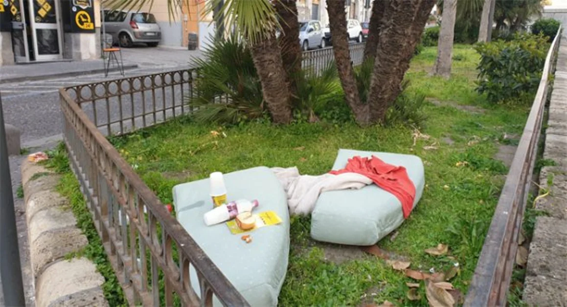Torre Annunziata - Piazza Cesàro: ieri un materasso, oggi due cuscini. Aiuole dormitorio?