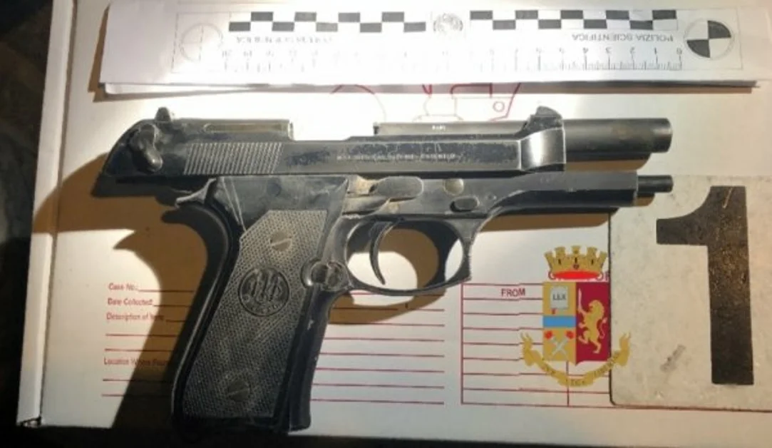 Napoli - Polizia trova pistola e caricatore in strada