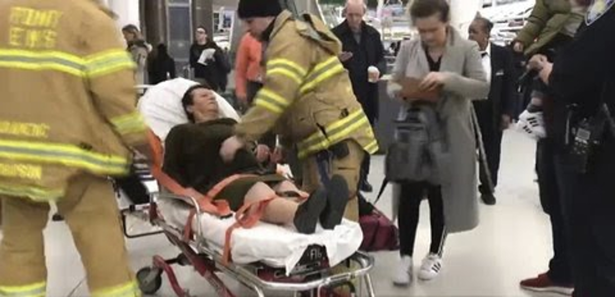 Violenta turbolenza su un aereo diretto a New York, trenta feriti