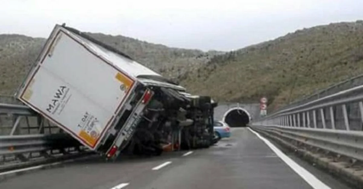 Centrosud spazzato da forti raffiche di vento. Camion ribaltati sulla A2