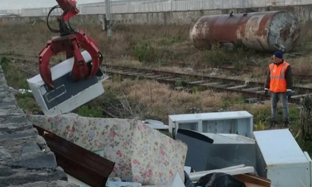 Torre Annunziata - Pulita l'area dai rifiuti ingombranti nei pressi della bretella 