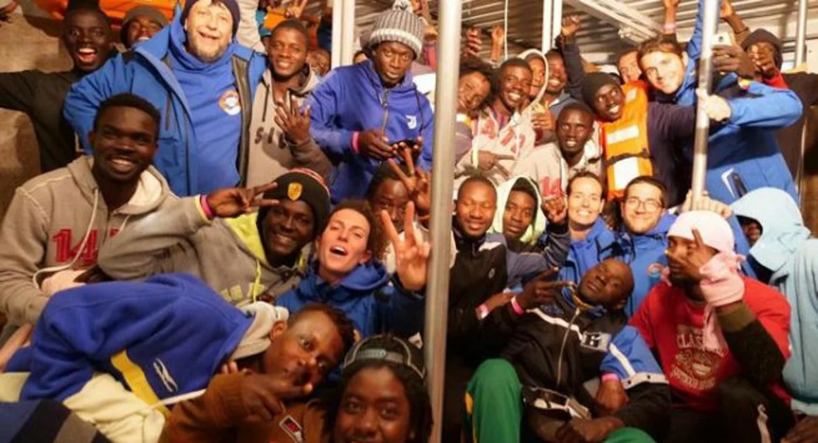 Sbarcano i naufraghi sul molo di Lampedusa. Salvini: "La nave adibita a traffico di esseri umani"