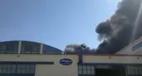 Vasto incendio in un deposito di cosmetici a Castellammare, al confine con Torre Annunziata