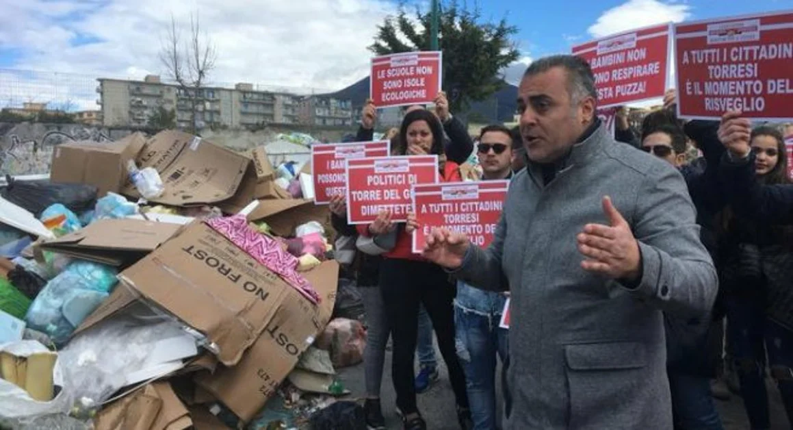 Torre del Greco - Emergenza rifiuti: fumata nera tra Buttol e sindacati.  Trovate alcune bottiglie incendiarie