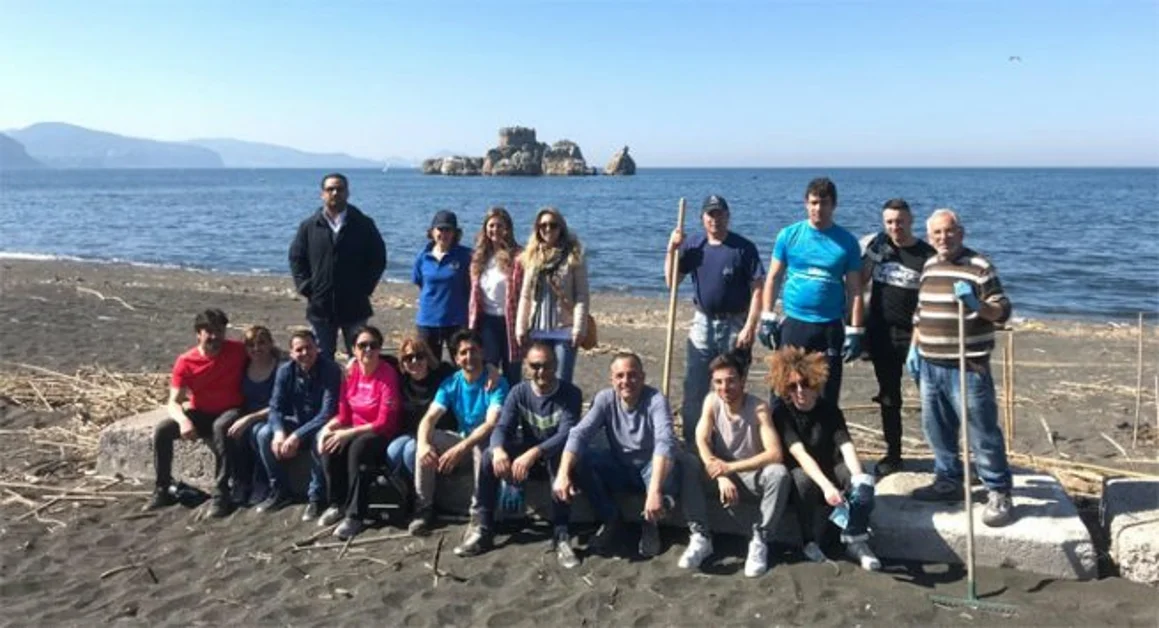 Torre Annunziata - Volontari a lavoro per pulire la spiaggia di Rovigliano