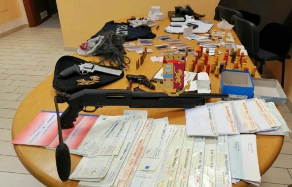 Casoria (NA) - Armi e documenti contraffatti, arrestati due uomini e una donna
