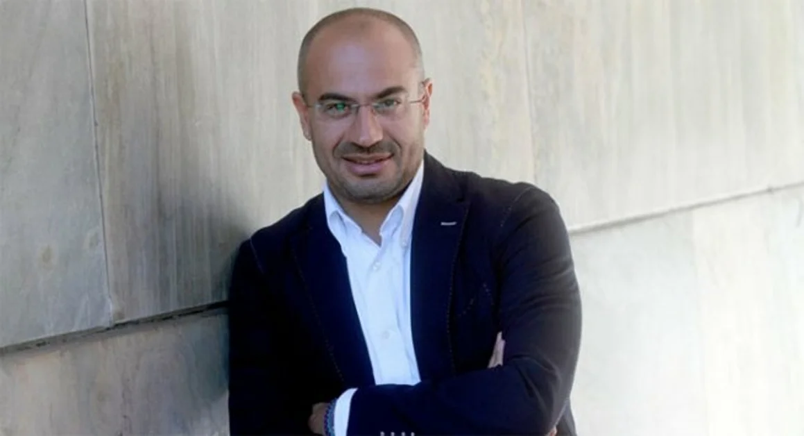 Torre Annunziata - I senatori Gianluigi Paragone e Sergio Puglia in visita al Pastificio Setaro