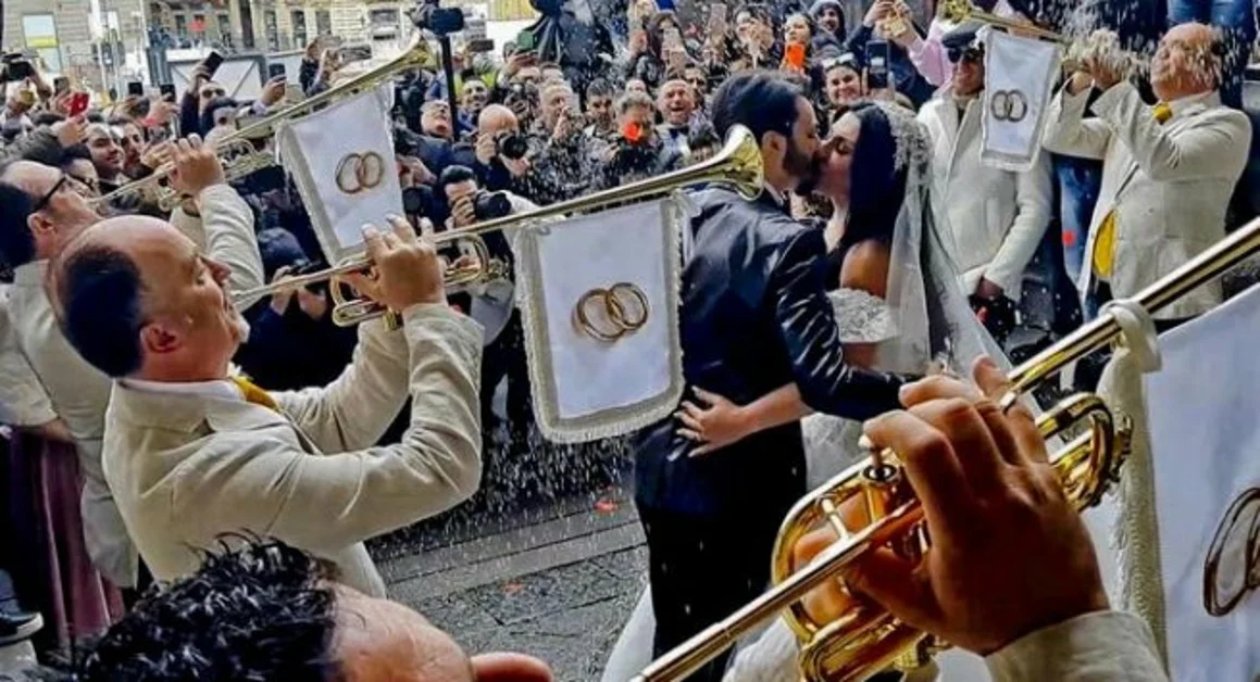 Cinque ispettori della Polizia Penitenziaria, musicisti alle nozze trash a Napoli. Identificati e sospesi