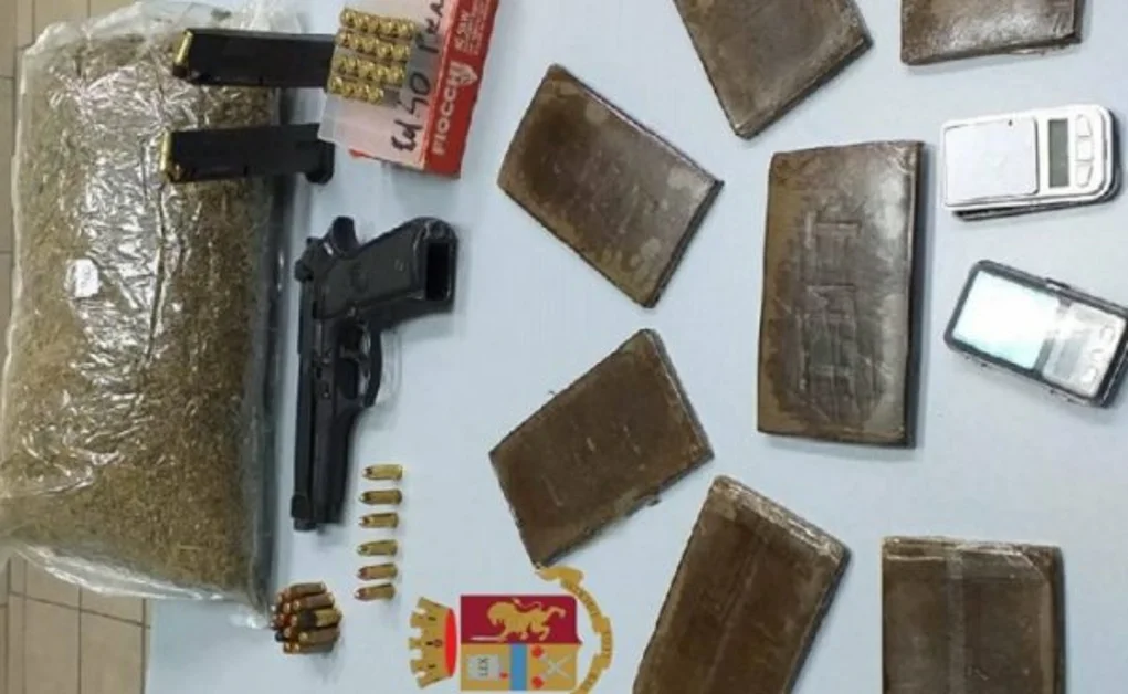 Napoli - Rione Berlingieri: i cani “Argo” e “Alexia” aiutano la Polizia  a ritrovare armi e droga 
