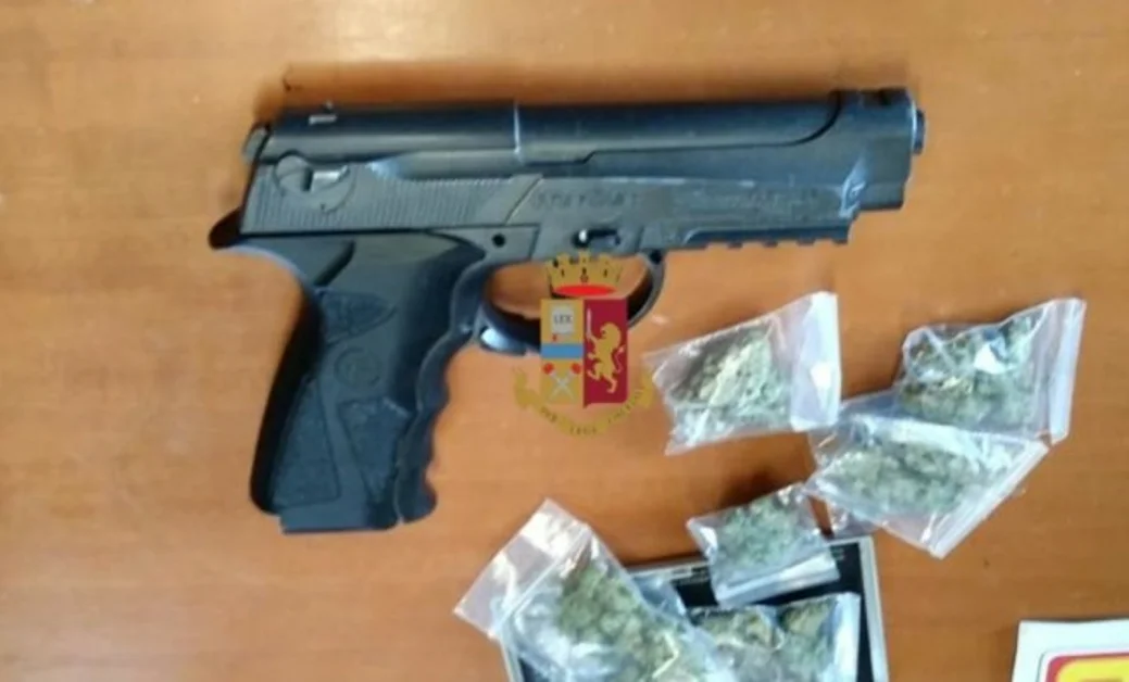 Torre Annunziata - Droga e pistola giocattolo senza tappo rosso in casa, arrestato 46enne