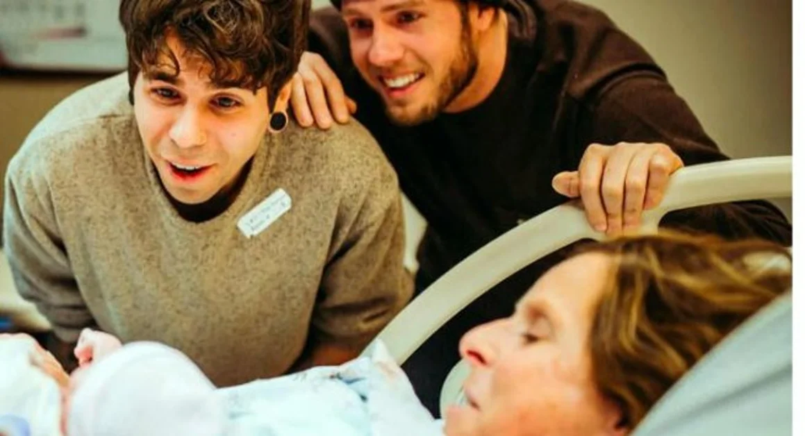 Partorisce a 61 anni una bimba per il figlio gay Matthew