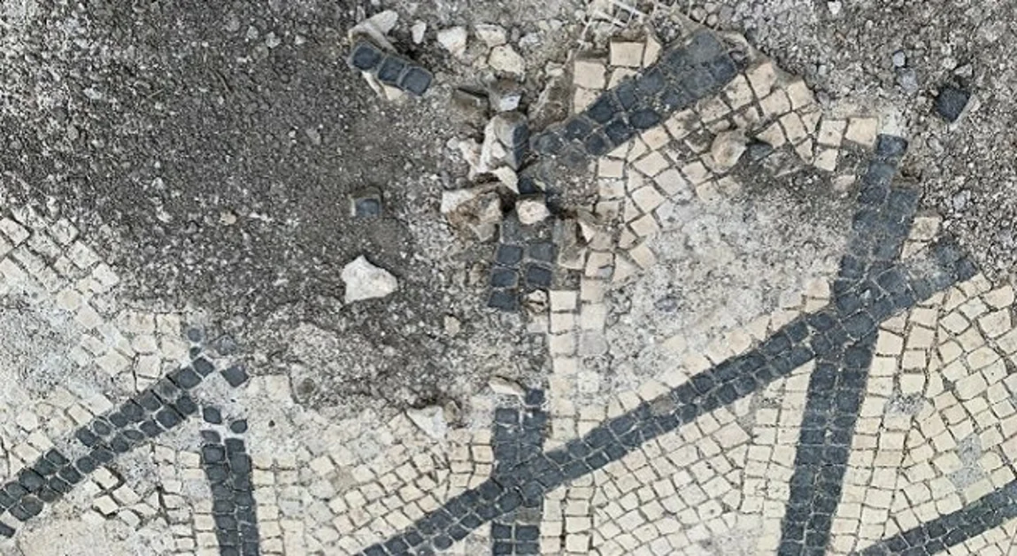 Pompei - Fermata turista inglese 21enne: stava portando via due tessere di un mosaico da una Domus