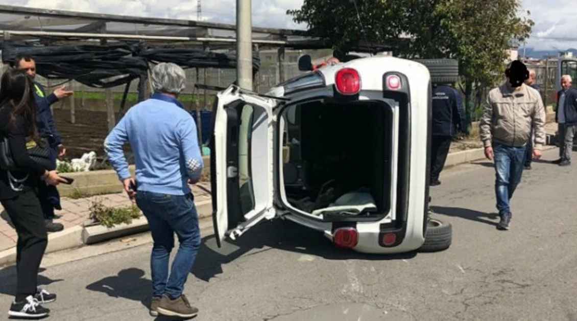 Pompei -  Auto si ribalta in via Casone, illesa la 50enne alla guida