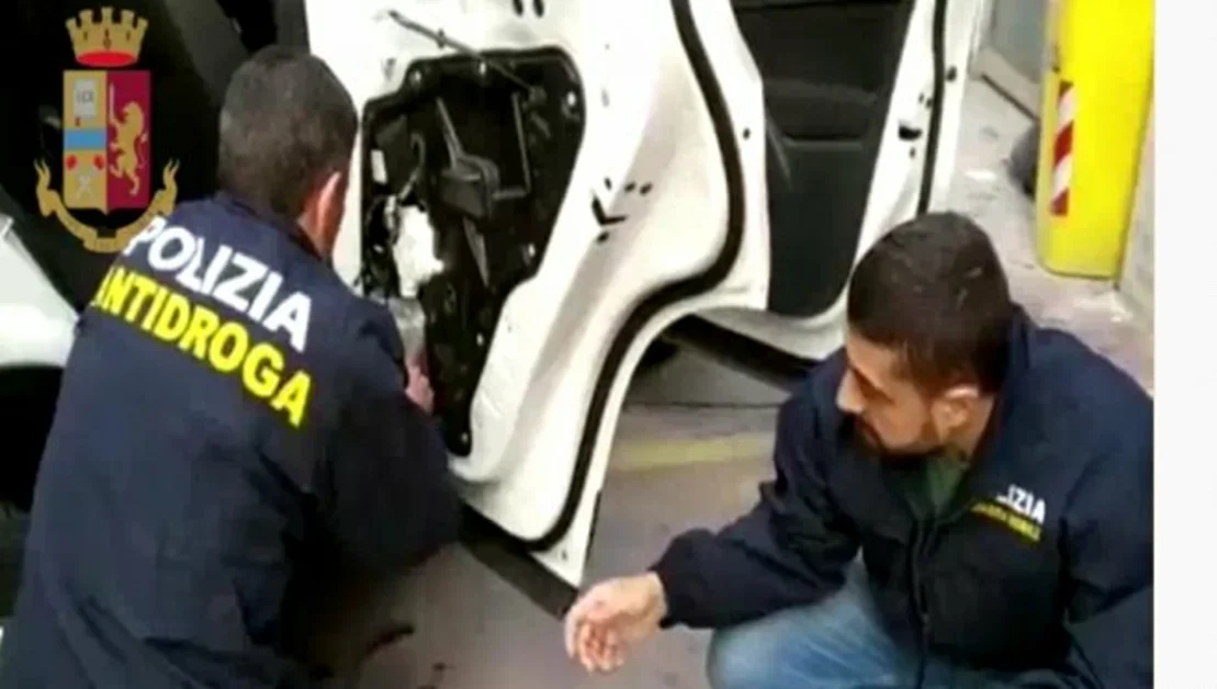 Bloccato in autostrada con oltre 6 kg di cocaina in auto, arrestato 50enne originario di Torre Annunziata 