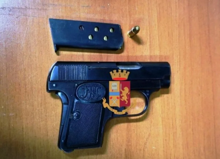 Napoli - In giro con una pistola carica tra i "baretti" a Chiaia, arrestato 18enne