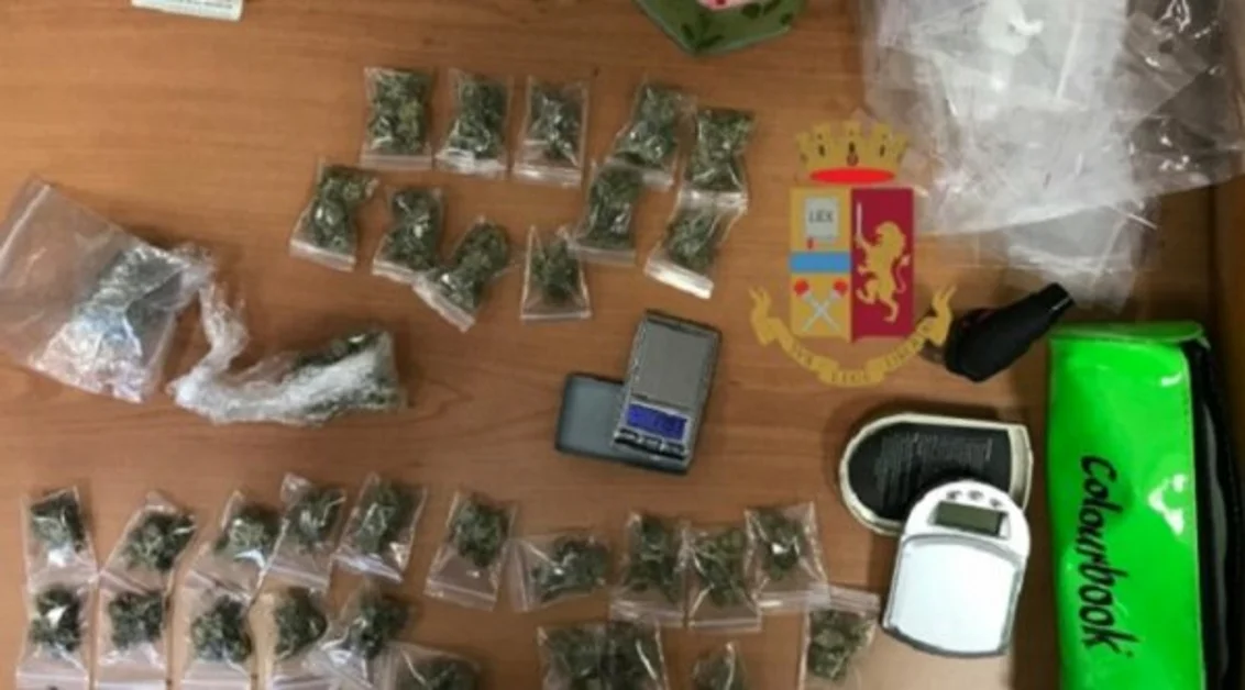 Napoli - Denunciato 15enne in possesso di 60 grammi di droga