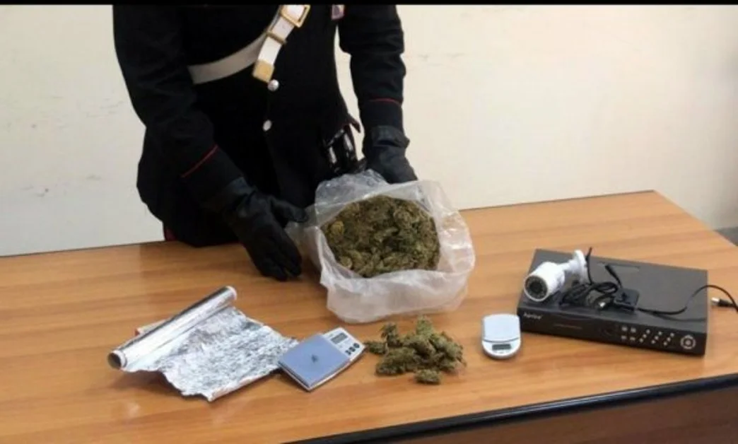 Gragnano - Un chilo di "erba" nel garage, arrestati madre e figlio