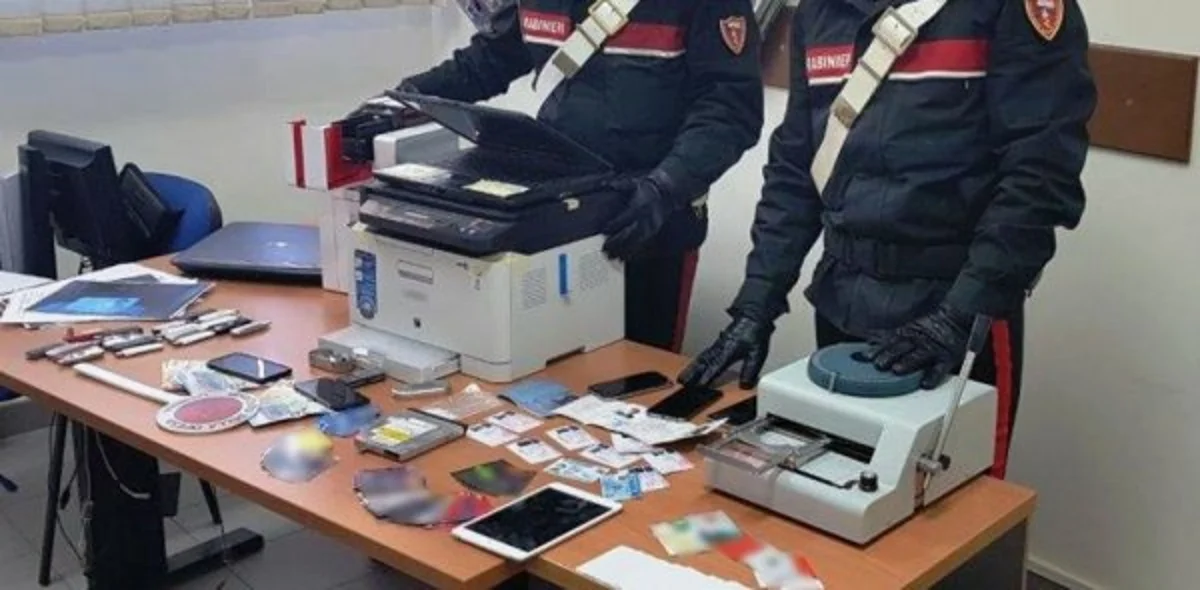 Torre del Greco - Scoperta centrale per la contraffazione di carte di credito, due arresti