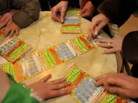 Rovista tra i biglietti gettati dei "gratta e vinci".  Ne trova uno da 100 mila euro