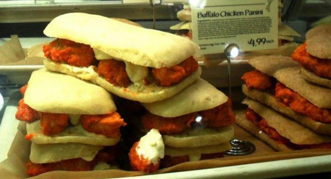 Bambina mangia un panino con le ali di pollo al fast food e rischia di soffocare con le piume ancora attaccate