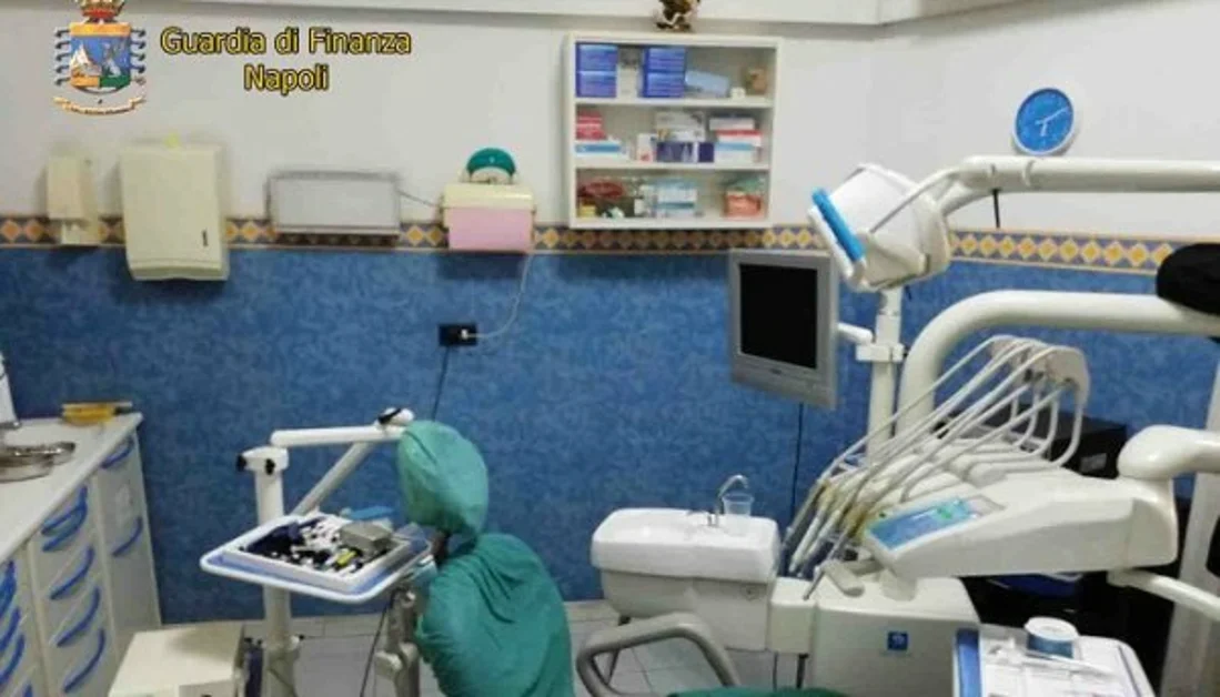 Napoli - Esercitava la professione di dentista senza titolo nella centralissima via Roma