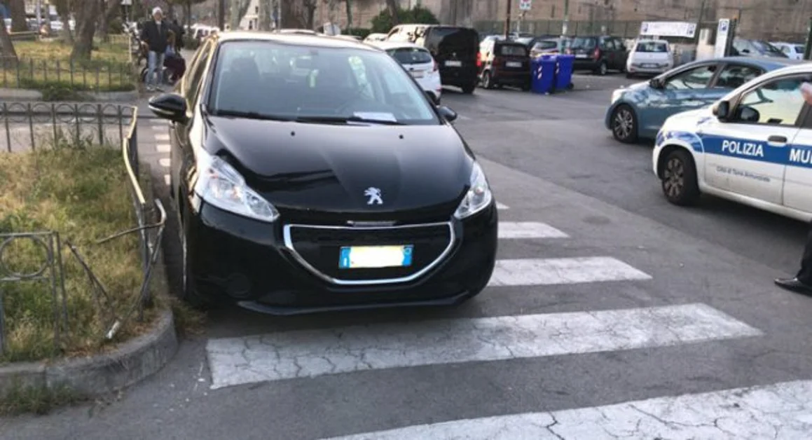 Torre Annunziata - Litoranea Marconi presa d'assalto da auto e moto. Centinaia le multe elevate per sosta selvaggia