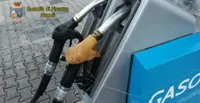 Napoli - Sequestrate due stazioni di servizio carburante per frode ai clienti