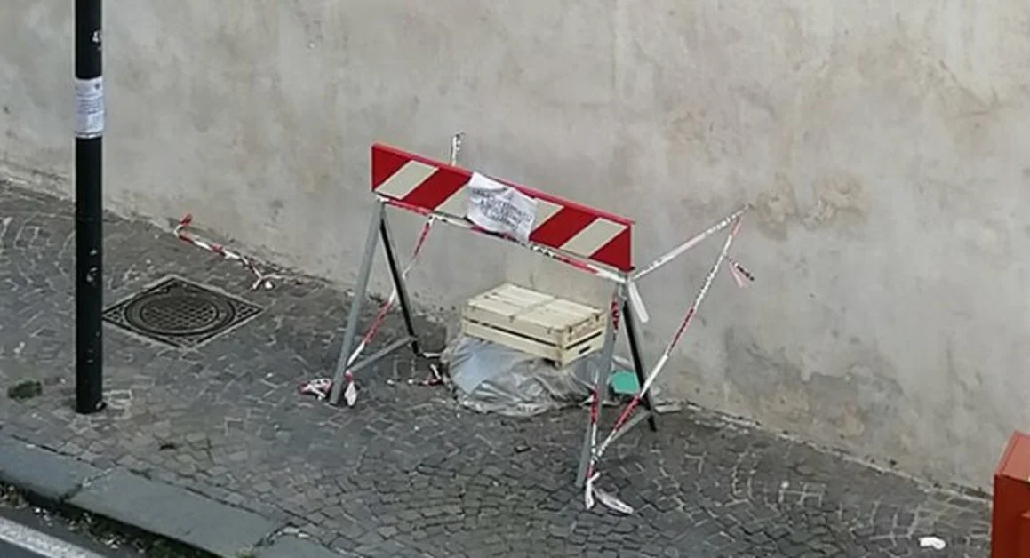 Torre Annunziata - Pezzi di eternit accantonati sul marciapiede, cori di indignazione. La risposta delle Istituzioni