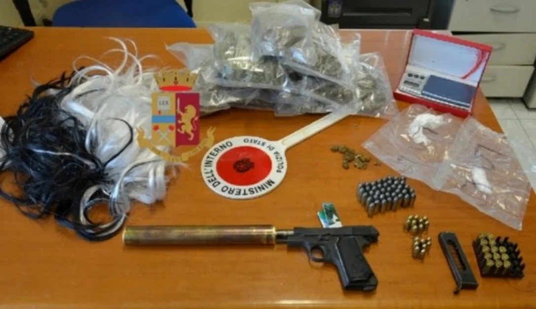 Torre Annunziata - Via Cavour, 14enne fermato con cocaina addosso. Trovate anche pistola e cartucce