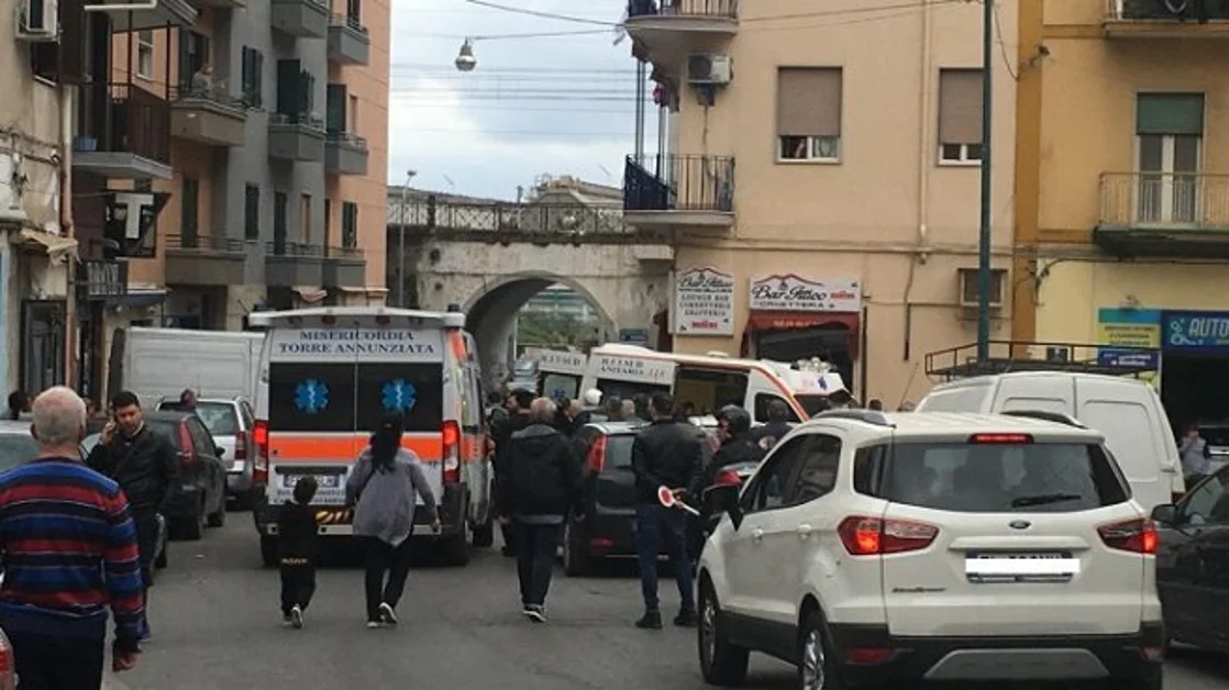 Torre Annunziata - Incidente tra un motorino e un'auto all'incrocio tra via Castello e via Dogana