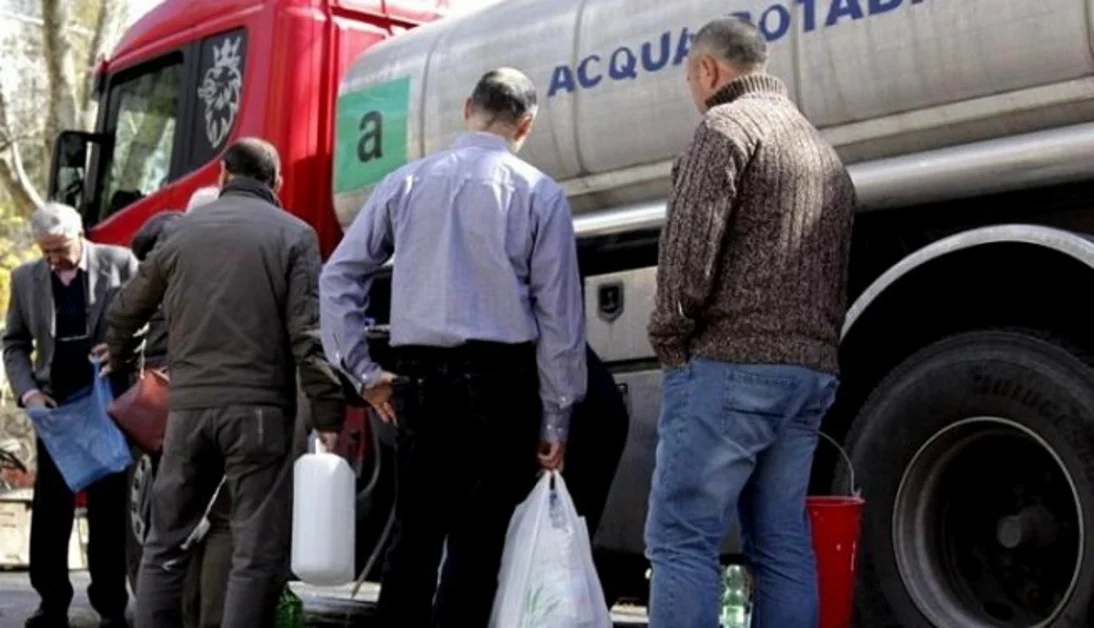 Torre Annunziata - Emergenza idrica, due autobotti per l'approviggionamento dell'acqua