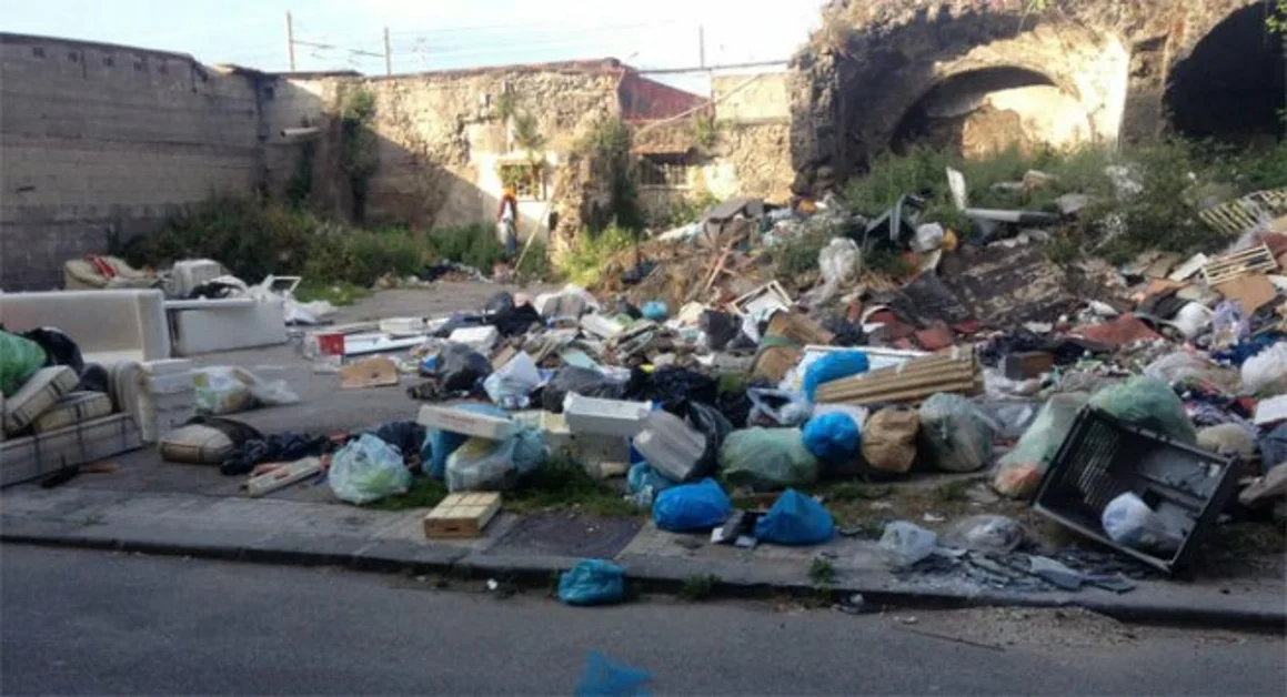 Torre Annunziata - Emergenza rifiuti, una nuova discarica abusiva in via Castello