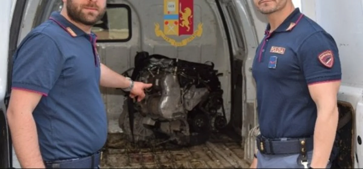 San Giorgio a Cremano - Trasporta motore di auto rubata su furgone, denunciato