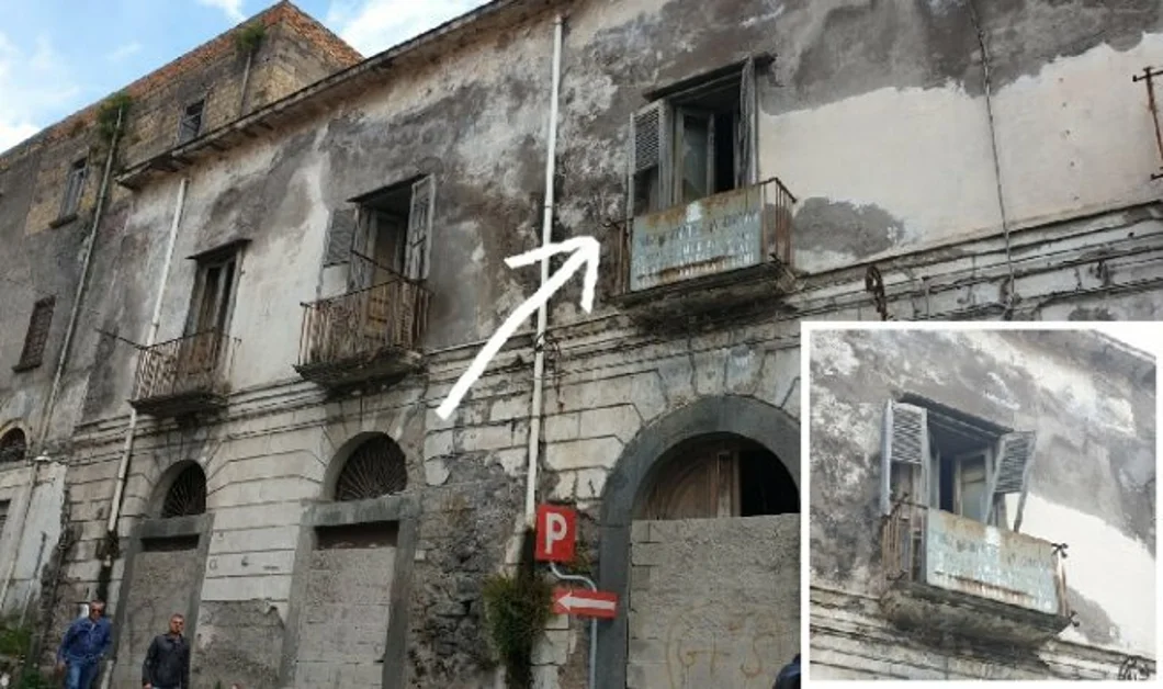 Torre Annunziata - Palazzi fatiscenti, oltre al degrado il pericolo dietro l'angolo