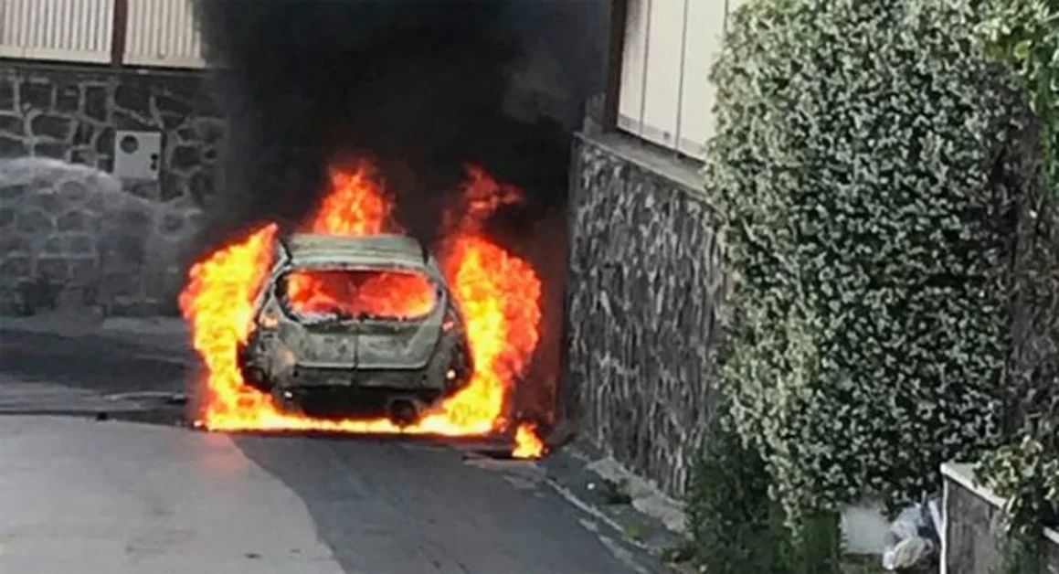 Auto in fiamme in via Ciro Menotti a Trecase