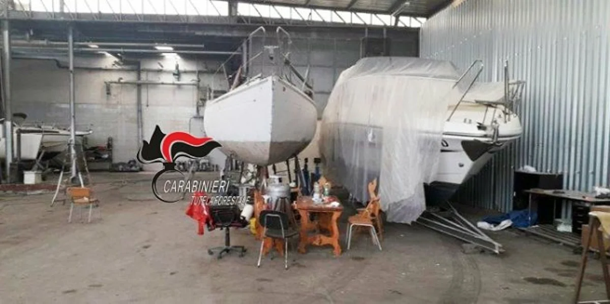 Sant’Antonio Abate - Rimessaggio abusivo. carabinieri sequestrano capannone, 21 barche e rifiuti