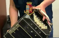 Napoli - Ruba prezioso strumento musicale al Salone Margherita, denunciato 44enne