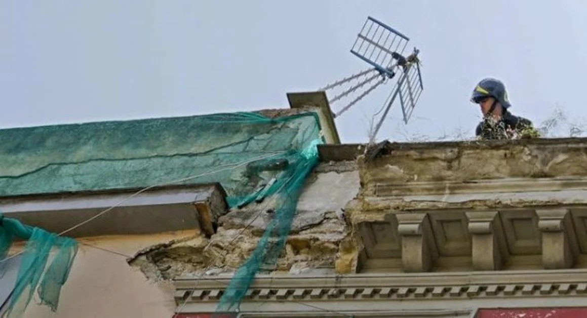 Napoli - Uomo muore colpito da un pezzo di cornicione staccatosi da un palazzo di via Duomo