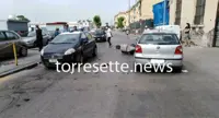 Torre Annunziata - Rocambolesco incidente in via Caracciolo: auto tampona moto che va a sbattere contro volante carabinieri 