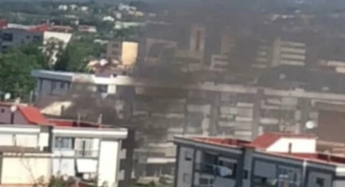 Torre Annunziata - Fiamme da un box del parco Le Palme di via Staiano