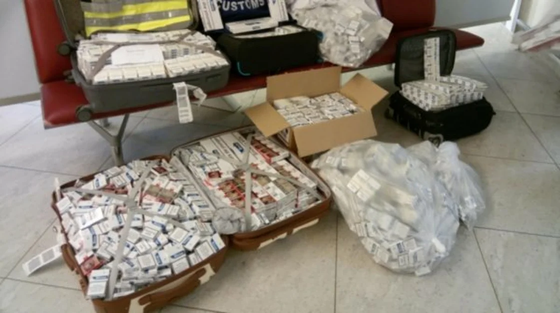 Napoli - Aeroporto di Capodochino, 90 kg di sigarette nei bagagli: denunciati 5 cittadini russi