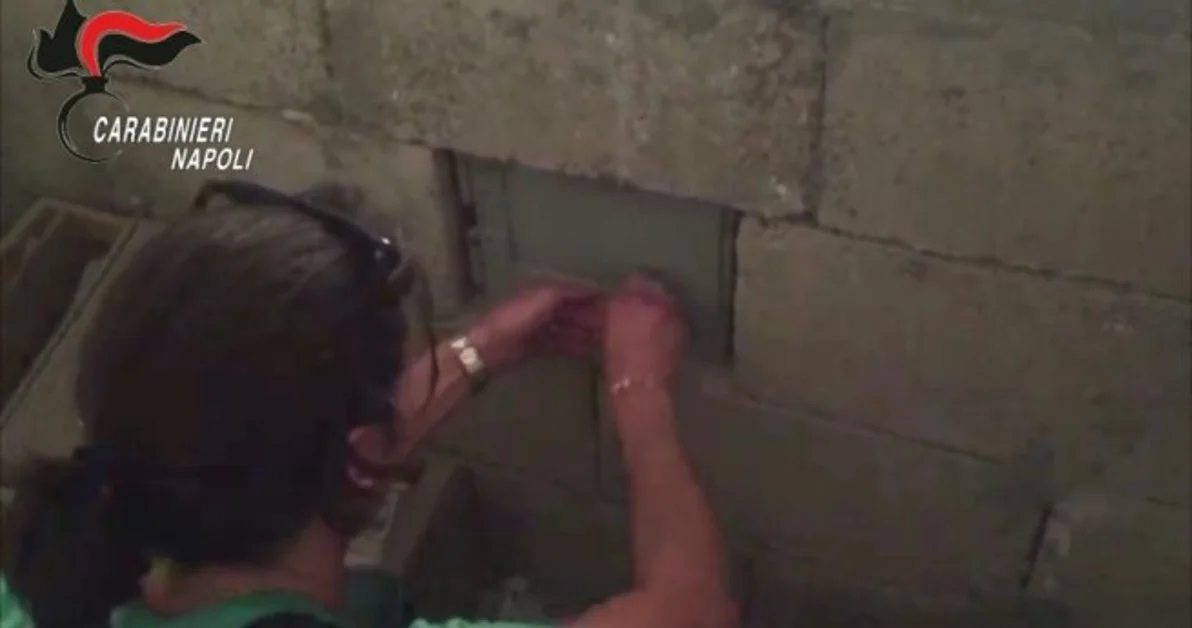 Napoli - Oltre duemila dosi di droga in una cassaforte dietro a un mattone, due arresti