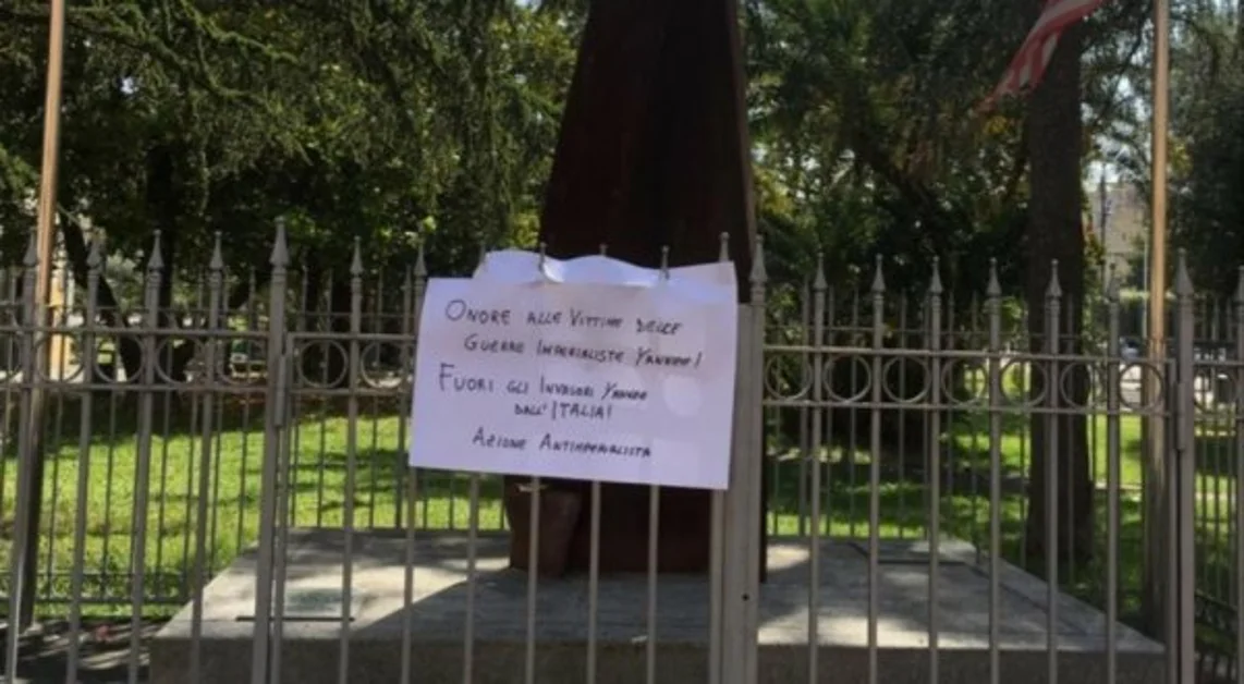 Pompei - Manifesto antiamericano affisso all'esterno del Monumento dell’11 settembre