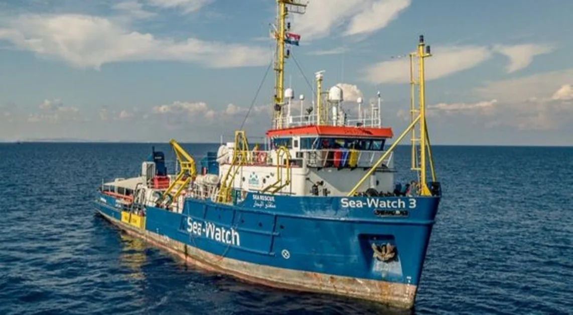La Sea Watch forza il blocco ed entra nel porto di Lampedusa