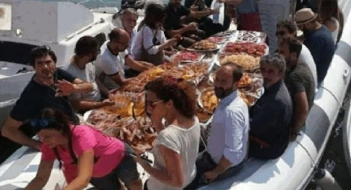 Sea Watch, la finta foto del pranzo di pesce dei parlamentari a bordo di un gommone