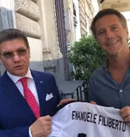Torre Annunziata - Il Savoia consegna al principe Emanuele Filiberto la maglia a lui dedicata