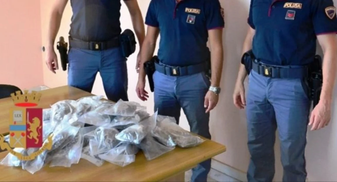 Torre Annunziata - Arrestato calzolaio, aveva circa 2 kg di droga in casa